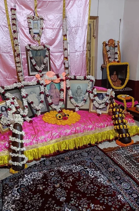 শ্রীশ্রী গুরু মহারাজ স্বশরীরে থাকাকালীন তাঁর বিশ্রাম মন্দির সম্পর্কে বলতেন :---

" এখানে এসে আমার সামনে ধ্যান করলে তার ১০ বছরের তপস্যা এক ঘন্টায় সম্পন্ন হবে কিন্তু চাই সেই দৃঢ় সংকল্প চাই অন্তরের আকুতি একমাত্র এই স্থানে এসে পশুও মনুষ্য এ পরিনত হয় এবং সাধারণ মনুষ্য থেকে সে ধীরে ধীরে  দেবতুল্য হয়ে ওঠে। শুধু চাই অন্তরের প্রবল আকুতি আর তার কৃপা দর্শন "

একবার সঙ্ঘের বালীগঞ্জ সিদ্ধপীঠ এ শ্রীশ্রী গুরুমহারাজের বিশ্রাম মন্দিরে না গিয়ে বড় স্বামীজির দর্শন প্রার্থী হলে শ্রীমৎ বড় স্বামীজি রুষ্ট হয়ে তিরস্কার এর স্বরে স্বয়ং বলেছিলেন :- 

" ওখানে চুপ করে বসে আছে কেন ? ওরা বিশ্রাম মন্দির চেনে না ? ওরা কি মনে করে বিশ্রাম মন্দিরে কিছু নেই ? শুধুই একটা ফটো আছে ? আর সেখানে শুধু একটা প্রণাম করতে হয় ? সাক্ষাৎ শিব ওখানে বসে আছেন। তাঁর কাছে গিয়ে বসুক, প্রাণের জালা মালা যা আছে তাঁর কাছে গিয়ে বলুক, যা এনেছে তার কাছে দিক। তাঁরই তো সব জিনিস। আমার কাছে দৌড়ে আসবে কেন? আমি কে ?  ঐ ঘর কি কোন সাধারণ ঘর ?  নারায়ণের বৈকুন্ঠ, শ্রীকৃষ্ণের বৃন্দাবন,  শিবের কৈলাস যেমন ঐ ঘর তেমনি পবিত্র ।"