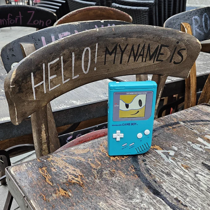 Ein Game Boy auf einem Tisch 