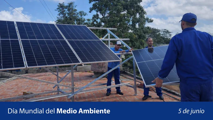 Trabajadores montando paneles solares.