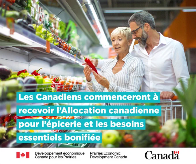Image de deux personnes faisant leurs courses dans un rayon de fruits et légumes aux couleurs vives, accompagnée du texte : « Les Canadiens commenceront à recevoir l’Allocation canadienne pour l’épicerie et les besoins essentiels bonifiée ».