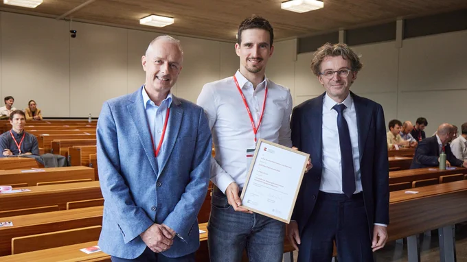 The Best Paper Award 2026 of the Swiss Journal of Economics and Statistics is presented to Frédéric Kluser by Marius Brülhart (editor-in-chief) and Kurt Schmidheiny (president SSES)