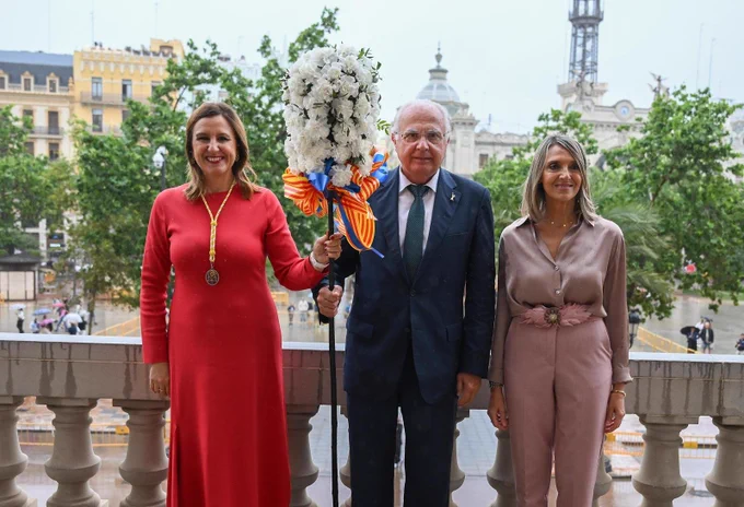 La alcaldesa de València y la concejala de Fiestas y Tradiciones reciben el pomell del Corpus de manos del presidente de la asociación Amics del Corpus. En la foto se les ve a los tres posando con el pomell en el balcón del Ayuntamiento.