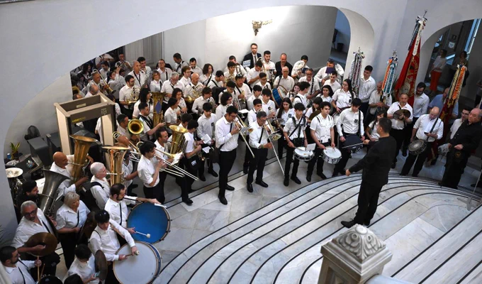 Entrada de Bandas de música en el Ayuntamiento durante la entrega del pomell del Corpus a la alcaldesa. En la foto se a los músicos con camisa blanca tocando en la escalinata principal.