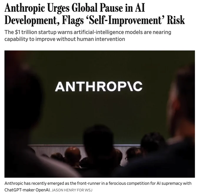 Captura de una noticia del Wall Street Journal titulada “Anthropic Urges Global Pause in AI Development, Flags ‘Self-Improvement’ Risk”, con una foto de una presentación donde se ve el logo de Anthropic en una pantalla gigante frente a una audiencia, en plan “la IA se está poniendo intensa y alguien ha pulsado el botón de pausa”.