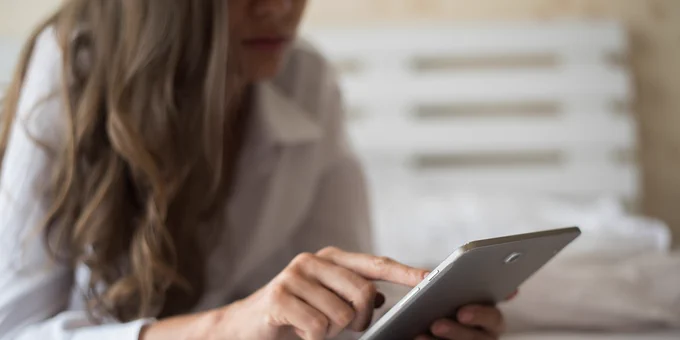 Una mujer lee en una tablet