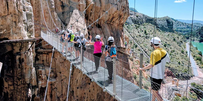 Personas cruzando el Caminito del Rey en Málaga