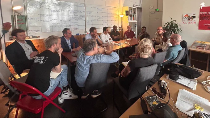 Martin Ajdari, président de l'Arcom, en discussion avec des membres de radios associatives marseillaises