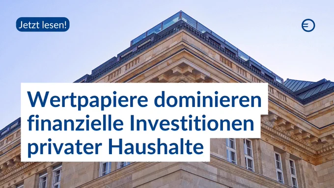 Das Bild zeigt ein mehrgeschossiges Gebäude mit markanter Architektur und einer Kombination aus Glas und Sandstein.