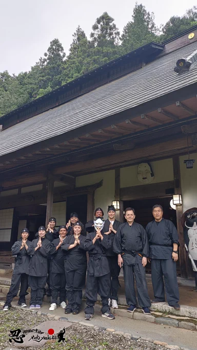 JICA「日系社会研修」プログラムで来日中の世界各国の研修生たちが、東京日の出武家屋敷での忍者体験研修後に撮影した集合写真。
本日はありがとうございました。