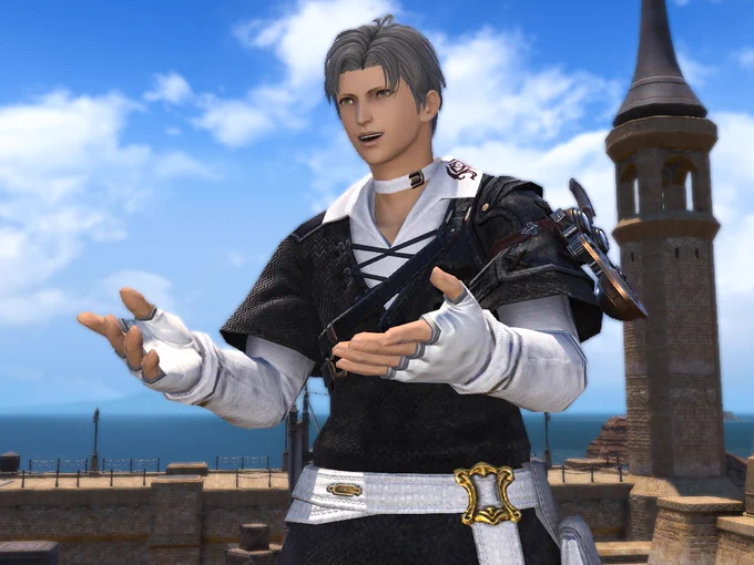 Une capture d'écran de Final Fantasy 14 qui montre un homme avec un haut à manches courtes noir par dessus une chemise blanche à manches longues, ainsi qu'une ceinture et un tour de coup en tissu blanc. Il a les mains ouvertes en avant comme s'il était en train d'expliquer quelque chose. Derrière lui on voit ce qui semble être un port avec quelques mâts et une tour en pierre.