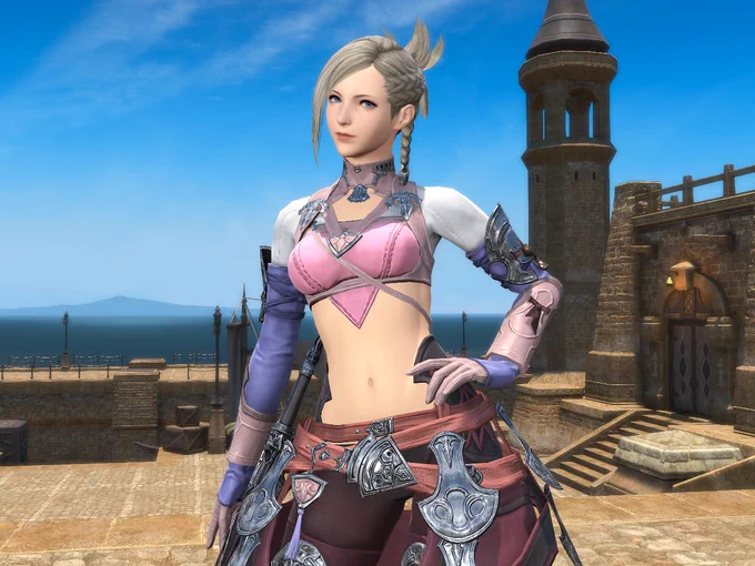 Une capture d'écran de Final Fantasy 14 qui montre une femme en bustier court rose, avec des manches blanches, bleues et roses, des ceintures rouges et un bas marron. Elle a une main en appui sur sa hanche. Derrière elle on voit ce qui semble être un port avec quelques mâts et une tour en pierre.