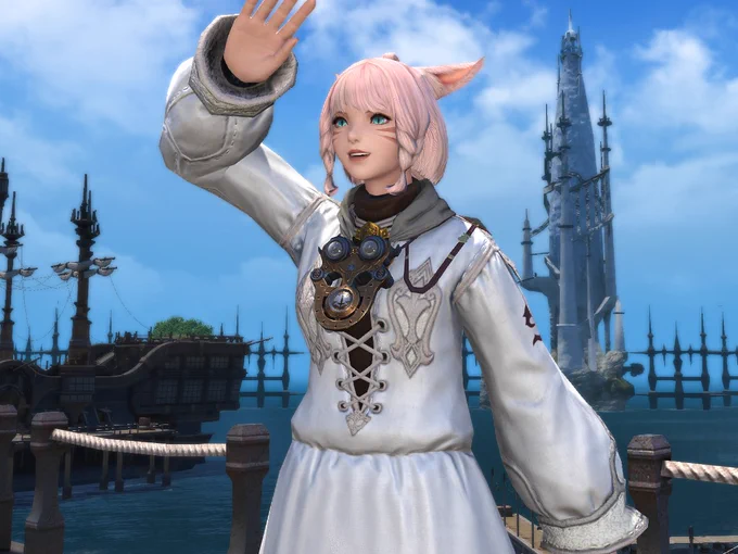 Une capture d'écran de Final Fantasy 14 qui montre une femme en tenue amble blanche. Elle a une main au dessus de sa tête comme pour protéger ses yeux du soleil. Derrière elle on voit un bateau sur le côté gauche ainsi qu'une grande tour en pierre blanche.