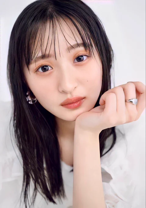 先生：おまんこも蕩けて仕方ないんですねぇ❤︎けど本日は乳首開発のみの施術でご予約受けておりまして❤︎
おまんこの方も気持ちよくほぐし施術ご希望されますか？❤︎されるならカメラに向かって正直にすけべなおねだりしてみてください❤︎
（最初はデカ乳になるためで来院してきてたのに❤︎乳首開発されておまんこも弄って欲しいなんてどんどん堕ちてきてる証拠❤︎この雌絶対俺のモノに堕とす❤︎）

さくら：は、はいっ💕デカ乳開発施術で先生にベロキスされながら乳首カリカリされてたらおまんこ熱くなってきちゃって💕おまんこも先生に施術して頂いてむずむず解消して欲しいです💕こんなはしたない事お願いする変態アイドルでごめんなさいっ💕
（先生にもたれかかりながらカメラの前で乳首カリカリ撫でられながら❤︎乃木坂46のエースがちん媚び❤︎）

先生：はぁい❤︎良くできましたっ❤︎おまんこ弄る事でより感度も高まってデカ乳にも近づきますからね❤︎では早速ゾリゾリっ❤︎へ〜❤︎さくらはパイパンにしてるんだぁ❤︎触りやすくていい子だね❤︎
（あ゛〜❤︎乃木坂エースのパイパンマンコ撫でられるの最高❤︎しかもおまんこから漏れてネットネトの汁溢れてるのエッロ❤︎）

さくら：お゛っっっ💕おまんこいきなり触って頂きありがとうございます💕
毛はない方がいいかと思って全部脱毛したんです、、💕お気に召して頂きありがとうございます💕ねばねばの汁出てきちゃって汚いの出してごめんなさいっ💕
（さくらの発言とは裏腹に身体をくねらせてもっと触ってもらおうとするさくら❤︎）

先生：撫でただけでこんなに快がっちゃうなんて❤︎
すっかり雌の身体に仕上がってきましたねぇ❤︎お綺麗ですよ❤︎さくらさん❤︎
ヌプ〜〜〜〜っ❤︎おまんこの中もしっかりとろっとろだねぇ❤︎指にぴったり吸い付いてきてるよ？❤︎そんなに欲しかったんだぁ❤︎
（指を一本まんこに突っ込んだだけでこんなに快がっておまんこキュンキュンしてるなんて❤︎俺のモノに堕ちたな❤︎）

さくら：お゛っっっ〜〜〜💕💕おまんこの中に先生の指入ってぎだっ💕💕
これしゅきです💕ずっとおまんこヒクヒクして欲しがっちゃってます💕膣壁ゾリゾリされるの気持ちいいっ💕
Gスポット簡単に見つけられて撫でられるのしゅきっ💕もっと先生のゴツゴツした手で掻き回してくださいっ💕