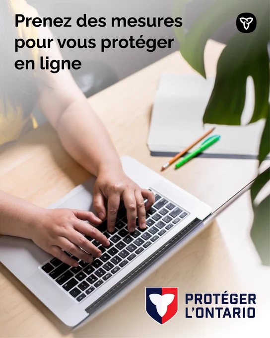 Une personne tape sur un ordinateur portable. Le texte dit : Prenez des mesures pour vous protéger en ligne.