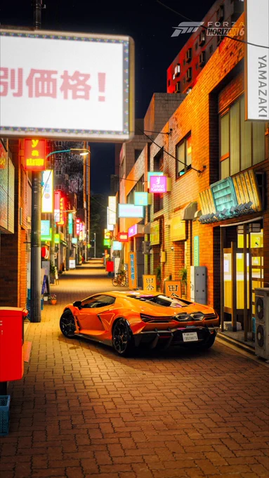 Un elegante coche deportivo naranja está estacionado en una estrecha calle urbana muy iluminada de noche. La calle está bordeada de letreros y faroles coloridos, lo que contribuye a una atmósfera vibrante. En la imagen se pueden ver las palabras “Forza Horizon 6"