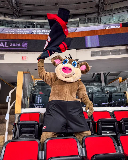 Photo of Stormy tarps off waving his jersey around