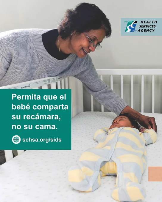 Una madre vigila a su bebé en una cuna segura, sin objetos ni mantas a su alrededor.