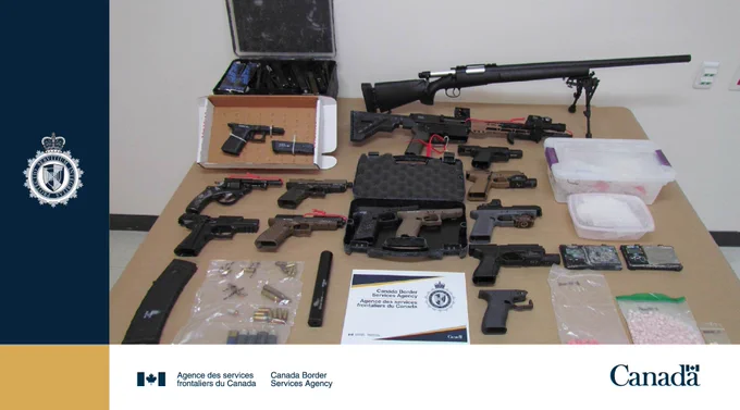 Des armes à feu non déclarées et des substances contrôlées, exposées sur une table, saisies dans une résidence à Vancouver, en Colombie-Britannique.