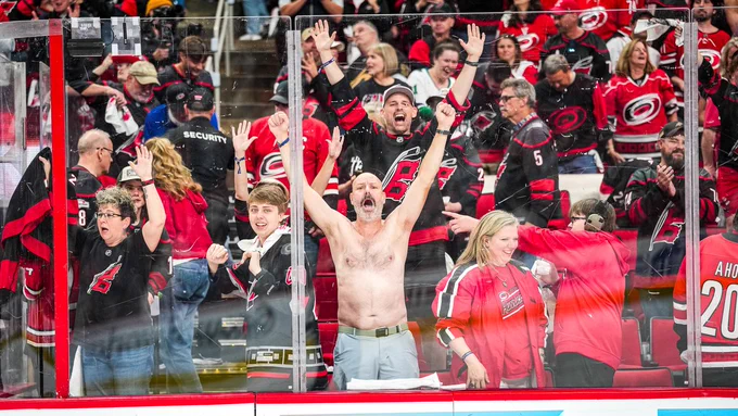 Photo of the a Caniacs tarps off on the glass 