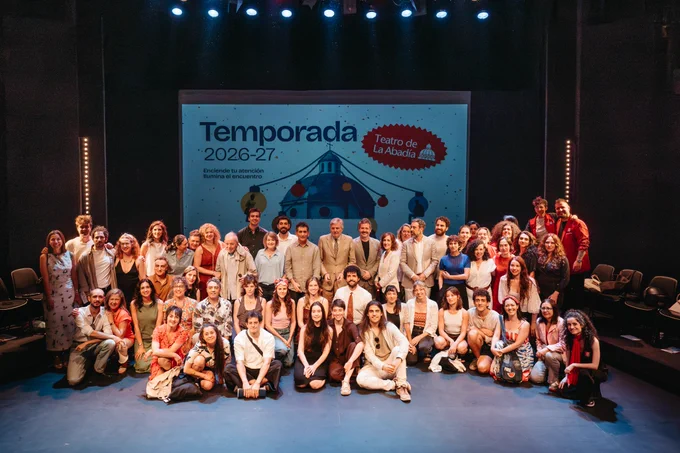Foto de familia de todas las compañías y representantes de las instituciones del patronato Fundación del Teatro de La Abadía posan en el escenario de la Sala José Luis Alonso con la imagen de la temporada 2026-27 | Foto: Lucía Romero 