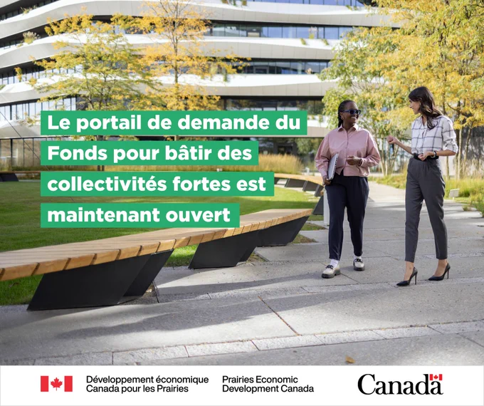 Image de deux femmes d’affaires qui discutent en marchant dans un parc. On peut apercevoir des immeubles de bureaux en arrière-plan. Une des femmes tient un ordinateur portable. L’image est accompagnée du texte : « Le portail de demande du Fonds pour bâtir des collectivités fortes est maintenant ouvert ».