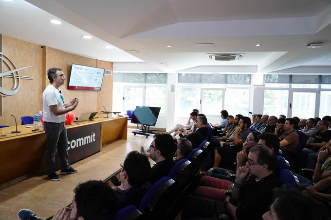 Ramsés Rodríguez Martínez, CEO de @nextdigitalhub en su charla "¿Contenedores? ¡NEXT!" en el track 3 en commit conf