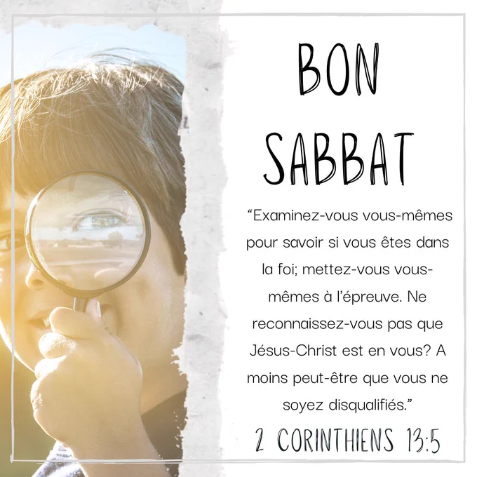 A child holds a magnifying glass, magnifying their face. The right side features a Bible verse and message wishing a 'Bon Sabbat'. The scene conveys reflection and spirituality.