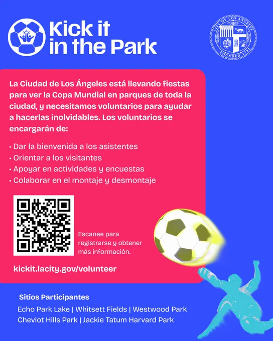 Cartel en español de “Kick It in the Park” de la Ciudad de Los Ángeles que busca voluntarios para apoyar fiestas de la Copa Mundial en parques locales. Las tareas incluyen dar la bienvenida a los asistentes, orientar a los visitantes, apoyar actividades y encuestas, y ayudar con el montaje y desmontaje. Incluye un código QR y el enlace kickit.lacity.gov/volunteer para registrarse. Sitios participantes: Echo Park Lake, Whitsett Fields, Westwood Park, Cheviot Hills Park y Jackie Tatum Harvard.