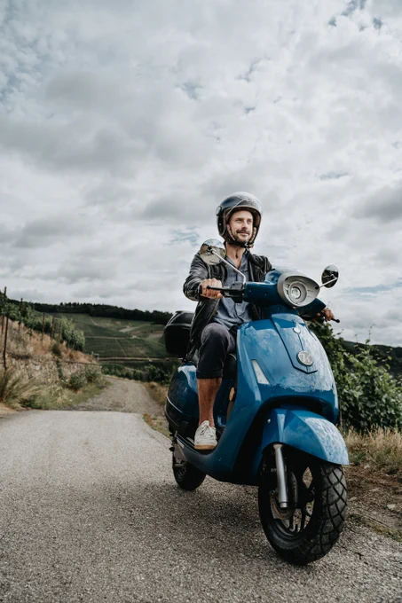 KUMPAN 54 Iconic – Stilvoll unterwegs, elektrisch frei 🛵⚡

Retro-Design trifft moderne E-Technik – der KUMPAN 54 Iconic macht jede Fahrt zum Erlebnis.
Leise, nachhaltig und mit austauschbaren Akkus bleibst du immer mobil.

Komfort für Zwei – 79 cm Sitzhöhe, perfekt abgestimmt
Leicht & dynamisch – nur 82 kg Gewicht
Einfache Akkus zum Mitnehmen – laden überall, wann du willst
Zero Emission, 100 % Fahrspass

Jetzt testen & Stil neu erfahren!
📍 E-PERFORMANCE AG | Rotzbergstrasse 19, 6362 Stansstad
📞  41 62 777 41 71

#KUMPAN #Elektroroller #EPerformance #RetroVibes #EcoRide #FahrMitStil #Schweiz