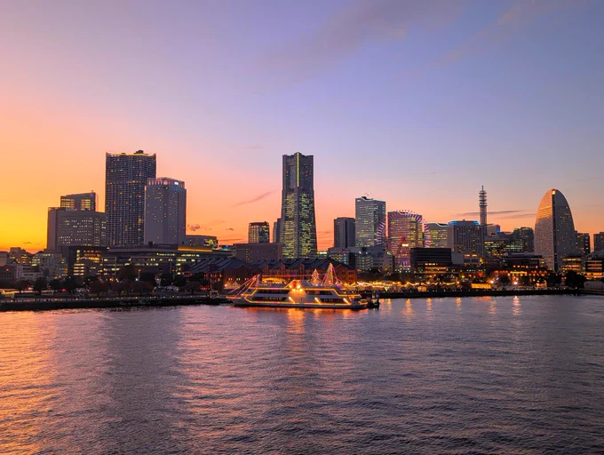 大さん橋から見たみなとみらいの夕景