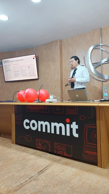 Eduardo Martinez de @IZERTIS durante commit conf