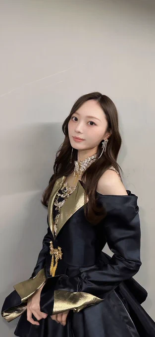 先生：エッロい顔してますよ❤︎梅澤さん❤︎乃木坂の元キャプテンがこんな顔晒していいんですかぁ？❤︎
ぶちゅうっっっ❤︎❤︎じゅるっ❤︎じゅぷっ❤︎あ゛〜❤︎元乃木坂の肉厚ベロうまっ❤︎唾液もたっぷり絡んで梅澤さんの舌エッロいですよ❤︎ほら❤︎もっと舌絡めて❤︎
（いきなり舌に吸い付きベロキス開始❤︎美波がした事のある軽いキスではなく❤︎交尾前にやるお互いの舌を貪り合うようなどすけべベロキス❤︎）

美波：んおっっ💕先生急にすごいですっ💕こんなキスした事ない💕先生の唾液もいっぱい美波に流れて来てる💕こんなベロキスあったなんて💕すぐ蕩けちゃいますっ💕
も、もっと舌絡めたいですっ💕
（いきなりのベロキスもすぐに蕩けていく美波❤︎初めての快感に身体をくねらせてもっと舌を差し出す❤︎先生の首に両手を回してもっと密着❤︎）

先生：あ゛〜❤︎エロがって素晴らしいですねぇ❤︎自分からベロも差し出して密着してくるなんて❤︎もっとベロキスしましょうね❤︎れろれろれろれろぉ❤︎んぢゅっ❤︎ぶちゅっっっっっっっ❤︎
梅澤さんの細いスレンダーボディ揉み込みながらベロキスすると私もおちんぽ発情してきちゃいましたよ❤︎服の上からじゃ分からなかったけど脱ぐとエッロい身体って丸わかり❤︎
（美波の顔エッロ❤︎ベロキスもっと教え込んで蕩けさせてこの雌俺のモノにしてやる❤︎こいつ身体も意外にエッロいな〜❤︎撫でまわすだけで発情してくるわ❤︎）

美波：先生っ💕ベロキス気持ちいいですっ💕頭の中もう先生の事しか考えられなくておかしくなっちゃいます💕れろれろれろれろれろ💕ぶちゅっっ💕美波の舌吸って先生も発情してくださいっ💕
美波の貧相な身体撫で回されるのもたまんないっ💕性的な対象として狙い定められてるの興奮するっ💕
（ベロキスされながら身体を快がらせる美波❤︎乳首も硬くなりブラが浮くくらいになって来て❤︎ショーツにはシミが広がる❤︎）

先生：では❤︎そろそろここも触っていきましょうね❤︎ぎゅ〜っっっ❤︎
ベロキスしただけで硬くなってる乳首摘まれるのどうですかぁ？❤︎あら❤︎身体ビクビクしちゃってますねぇ❤︎ベロキスやめんな❤︎どんなに気持ち良くても舌絡め続けろ❤︎
（勃起した乳首を愛撫無しで摘むと身体震わせて軽イキする美波❤︎乳がデカくない分乳首の感度は人よりも高くて❤︎）