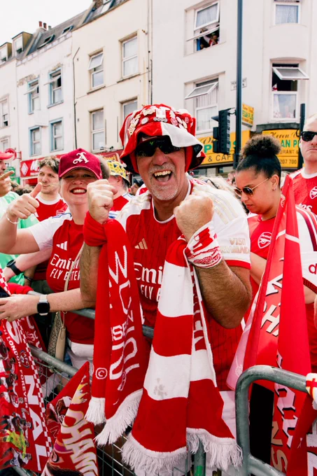 Arsenal supporters enjoying the trophy parade