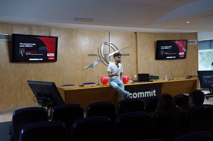 Alejandro Cárabe de @TheBridge_Tech en su charla en commit conf