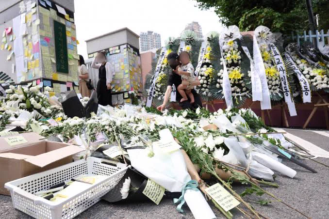 Acara peringatan di depan SD Seoi Seoul (dok. Yonhap News)