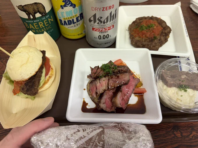 サンドイッチとポテトサラダとステーキとハンバーガーとハンバーグとビールとノンアルコールビール