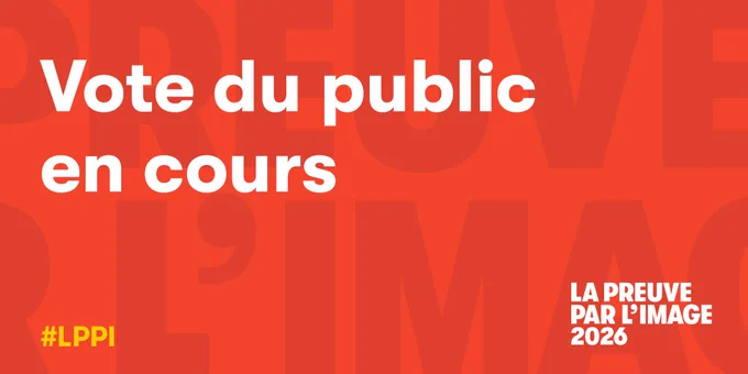 IMAGE : Arrière-plan rouge-vif incluant du lettrage agrandi en rouge foncé, avec en avant-plan, en haut: "Vote du public en cours" en blanc, puis le mot-clic officiel "LPPI" en jaune (à gauche) et le nom du concours "La preuve par l'image 2026" (à droite).