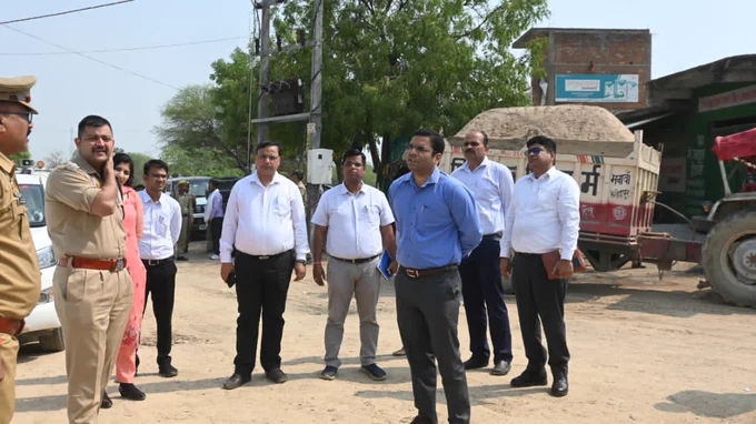 
✅ सड़क किनारे जमा बालू, मोरम व गिट्टी हटाने के निर्देश
जनहित, पारदर्शिता एवं नियमसम्मत खनन सुनिश्चित करने हेतु प्रशासन प्रतिबद्ध है। #Banda #MiningMonitoring #GoodGovernance #UPGovt