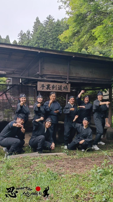 (公財)海外日系人協会様が主催する研修プログラムの皆様が、東京日の出武家屋敷にご来訪
さっそく黒い忍者服に変身！手裏剣や吹き矢に挑戦して一気に忍者の世界へ。
