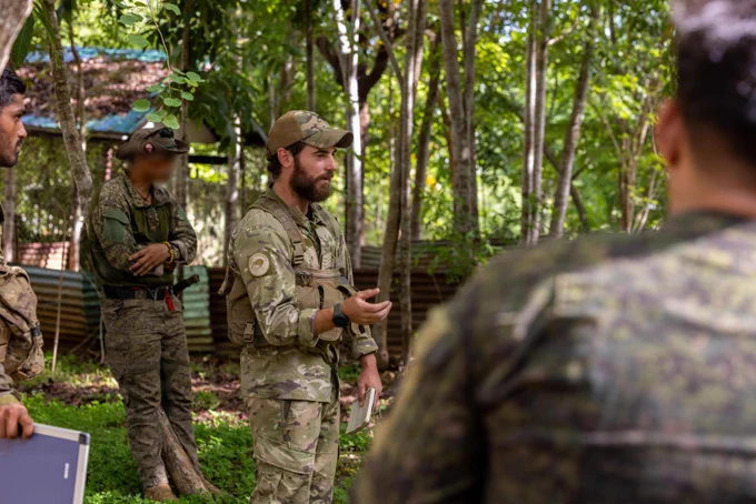 A New Zealand Army recon and surveillance instructor from the 2nd/1st Battalion, Royal New Zealand Infantry Regiment, teaches the jungle tracking course during Salaknib 2026, at Fort Magsaysay, Nueva Ecija, Philippines, May 26, 2026.
