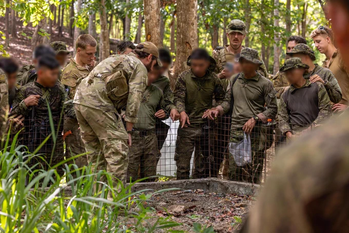 A New Zealand Army recon and surveillance instructor from the 2nd/1st Battalion, Royal New Zealand Infantry Regiment, teaches the jungle tracking course during Salaknib 2026 at Fort Magsaysay, Nueva Ecija, Philippines, May 26, 2026.