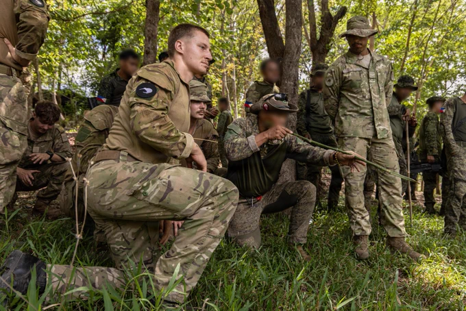 A Philippine Army special forces soldier assigned to the Special Forces Regiment (Airborne), teaches the jungle tracking course during Salaknib 2026 at Fort Magsaysay, Nueva Ecija, Philippines, May 26, 2026.