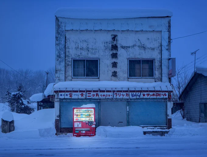 A quiet winter night in Hokkaido, Japan, with a lone vending machine glowing in the blue hour.
Photography by EIJI OHASHI (@eiji_ohashi_photographer)