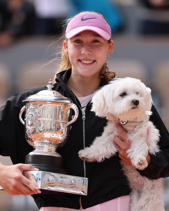 Mirra Andreeva poses with a dog and the trophy
