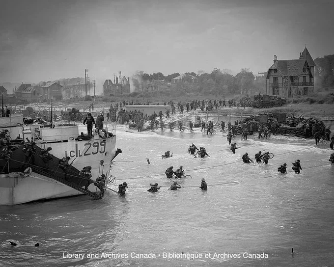 Troops of the 9th Canadian Infantry Brigade (Stormont, Dundas, and Glengarry Highlanders) going ashore from LCI (L) 299 [Landing Craft Infantry], Bernières-sur-mer, Normandy, France, 6 June 1944. [Library and Archives Canada 3408540]
