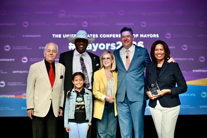 USCM President & CEO Tom Cochran, Denton Mayor Gerard Hudspeth, his daughter, Reno Mayor Hillary Schieve, USCM President David Holt, and Washington, DC Mayor Muriel Bowser.
