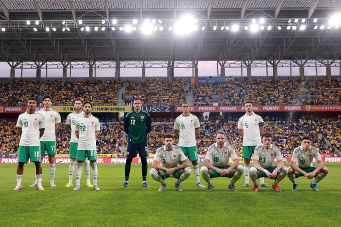 Cymru team photo ahead of facing Romania.