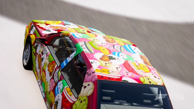 Un coche está derrapando en una pista, con un diseño colorido que incluye caras caricaturescas y motivos de sonrisas en su exterior. El logo "Forza Horizon 6" se ve en la esquina inferior derecha.