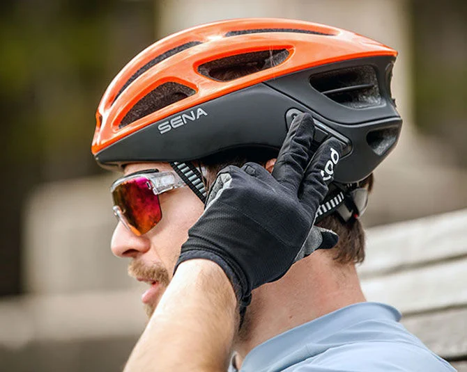 Du suchst den perfekten Velohelm für deine Touren? Upgrade dein Fahrerlebnis mit SENA! 🚴
Der SENA R1 E-Bike Helm mit Kommunikationssystem bietet modernste Technologie für mehr Sicherheit, Komfort und klare Kommunikation mit anderen Fahrern – ganz ohne Umwege.

📞 Ruf Bruno an – er berät dich persönlich und findet den passenden Helm für dich:
041 618 00 67

Online Shoip:
https://shop.e-performance.ch/saas/web/e-performance/k.aspx?WebPortalCmd=6743&SetOrderField=103