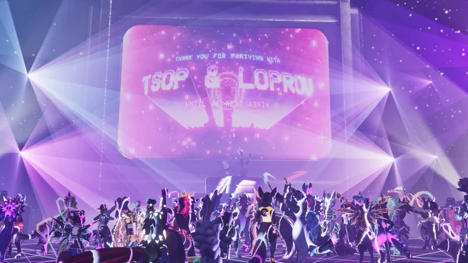 An absolutely packed instance witnessing the end of Tsop and Loprov's Club F.Y.N.N. set.